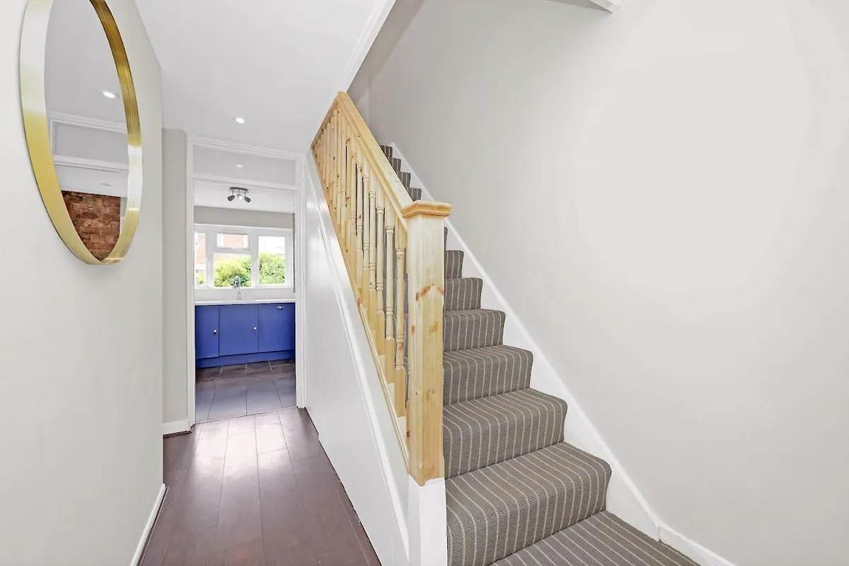 Apartment Large 4-Bedroom House In Greenwich With Parking London