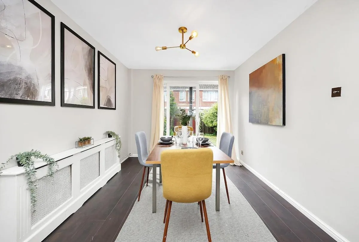 Daire Large 4-Bedroom House In Greenwich With Parking Londra