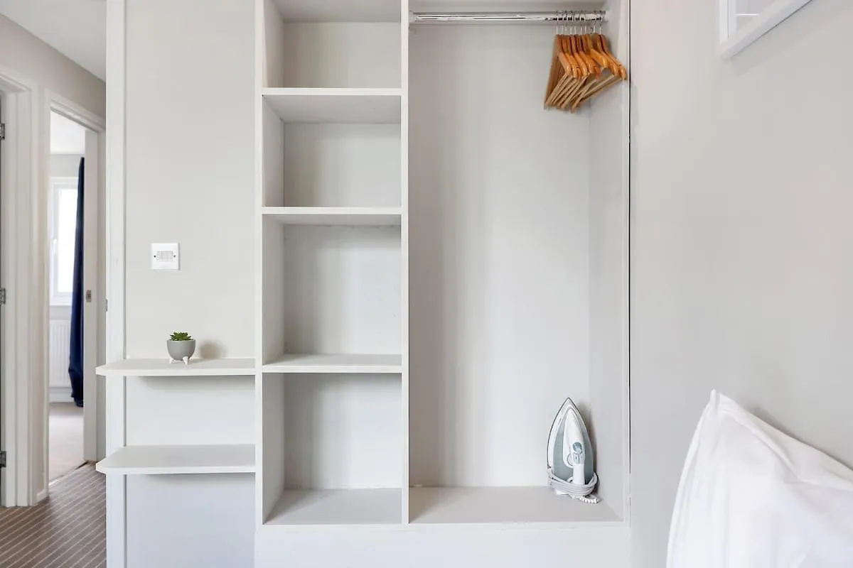 Large 4-Bedroom House In Greenwich With Parking Londra